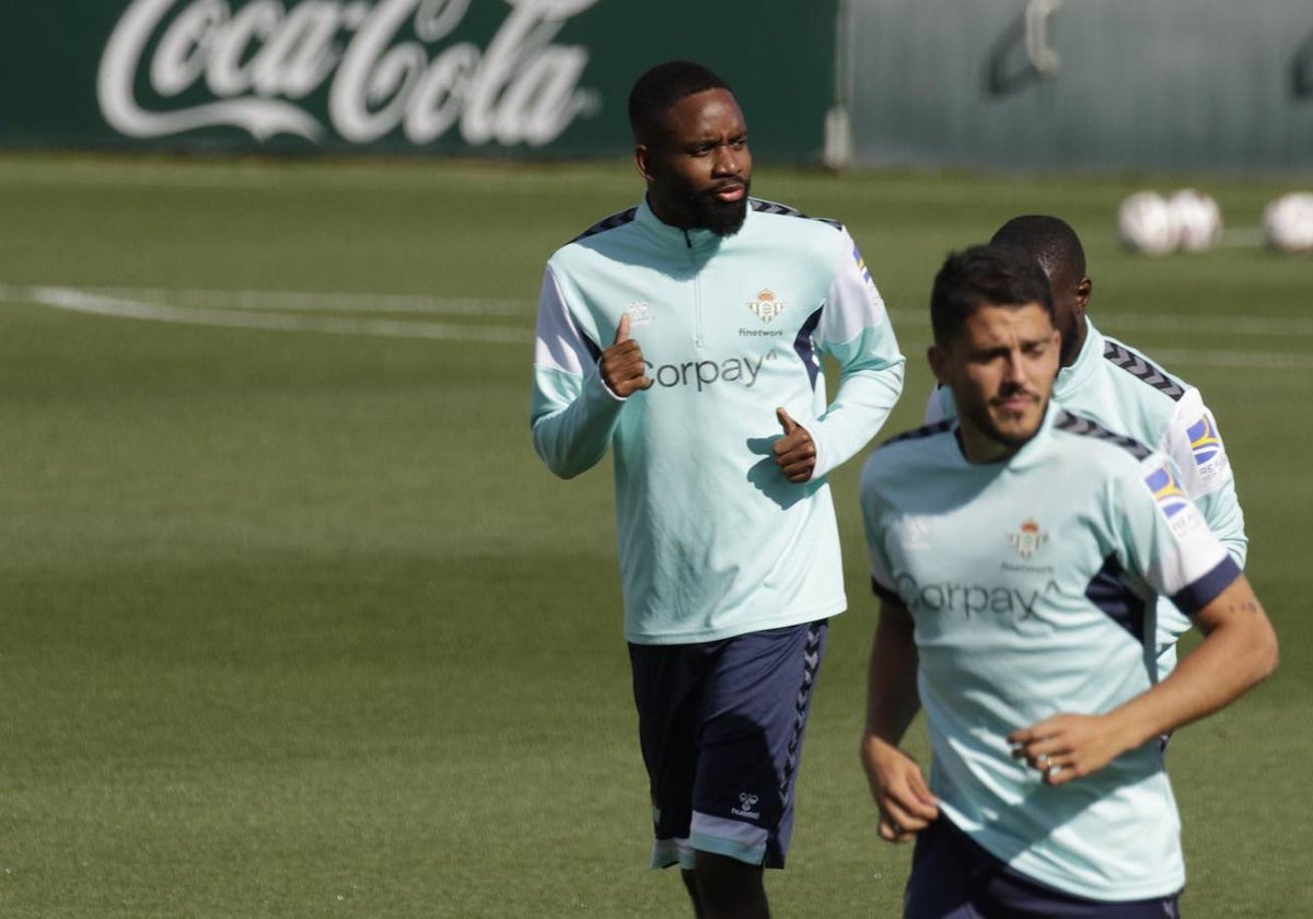 Bakambu, en un entrenamiento con el Betis en la ciudad deportiva Luis del Sol