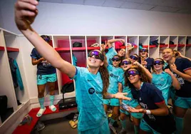 Las jugadoras del Barcelona celebran el título con las gafas de esquiar que les regaló la Liga F