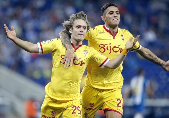 Halilovic y Sanabria celebran un gol con la camiseta del Sporting de Gijón