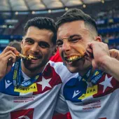 Baena y Rodado, dos de los nueve españoles del Wisla Cracovia, celebran la conquista de la copa polaca