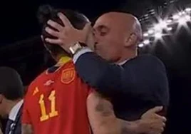 El beso de Rubiales a Hermoso en la entrega de medallas del Mundial de Sidney