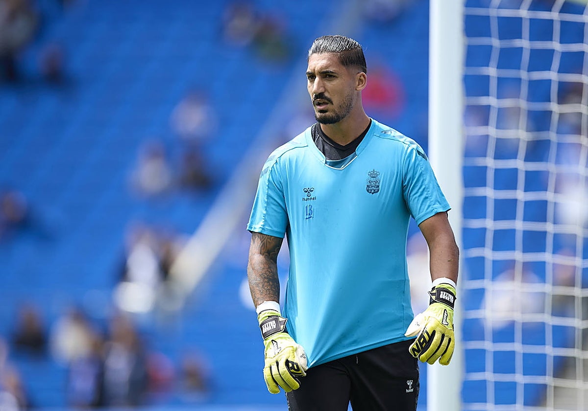Álvaro Vallés, durante el calentamiento de un partido de la UD Las Palmas esta temporada