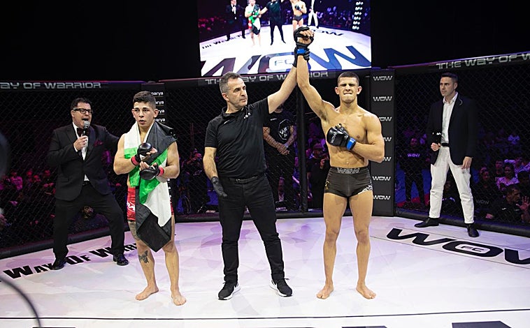 Imagen principal - Yaman 'El Diamante' ha logrado ya varias grandes victorias en los eventos de WOW. Ahora llega el momento más esperado, su debut profesional ante miles de aficionados a las MMA.