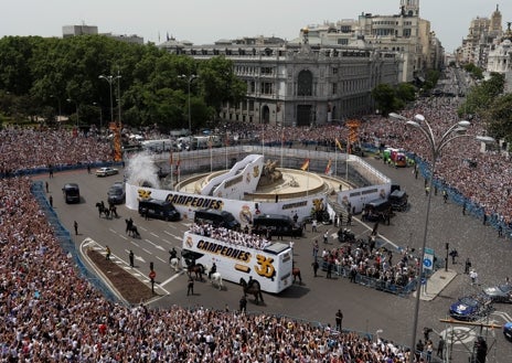 Imagen secundaria 1 - Domingo de fiesta para el madridismo y un mensaje global: «¡A por la 15!»