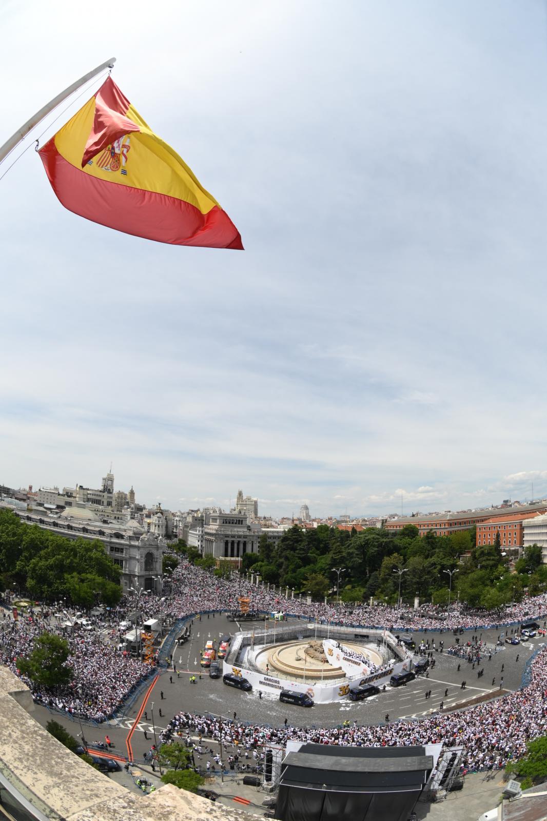 La plaza de Cibeles, repleta de aficionados del Real Madrid