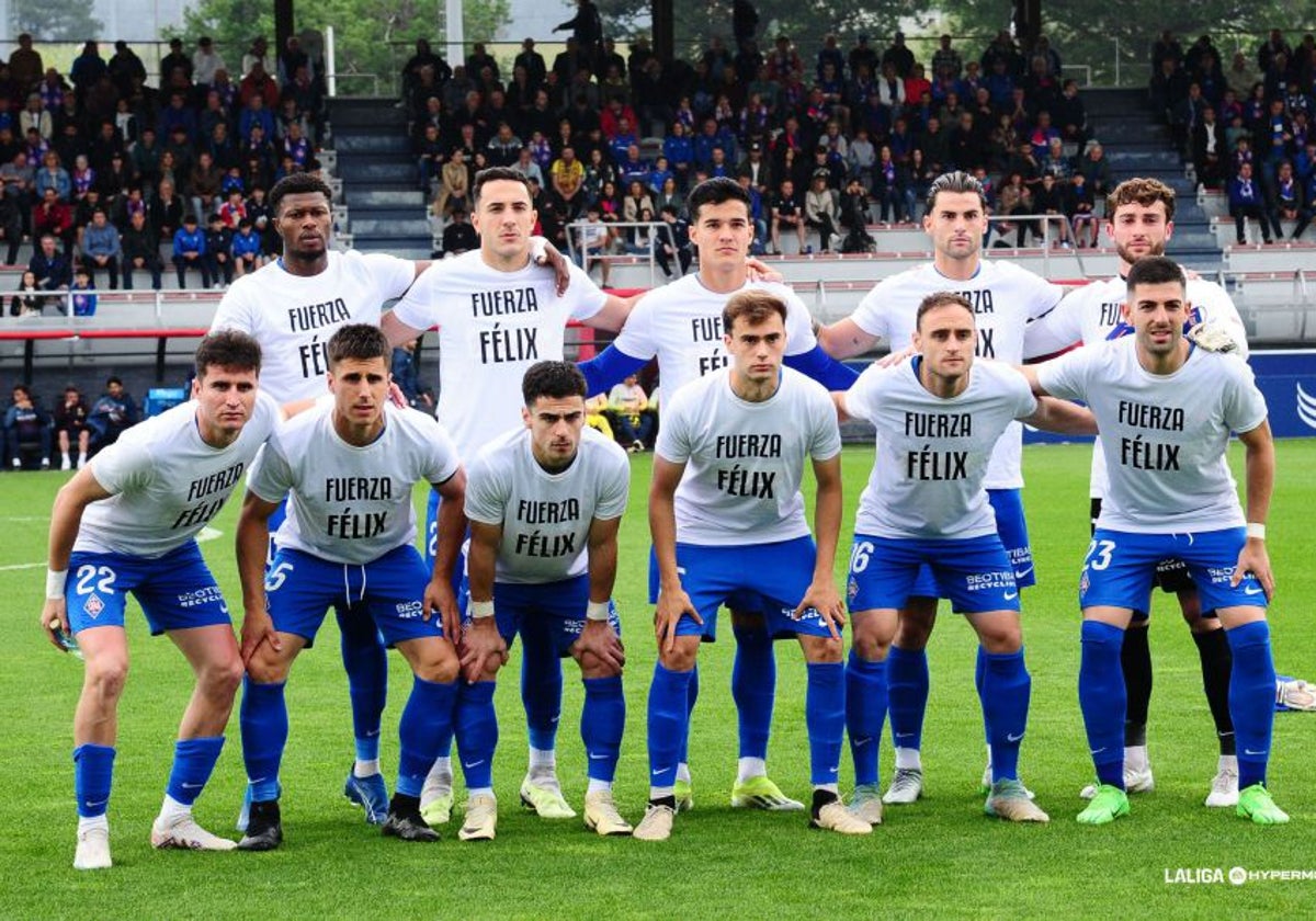 Los jugadores del Amorebieta saltan al césped con camisetas de apoyo a Félix Garreta