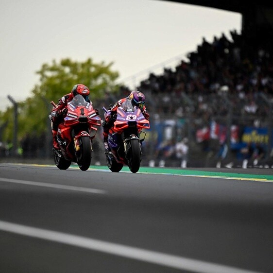 Martín y Bagnaia corren en paralelo por el asfalto de Le Mans