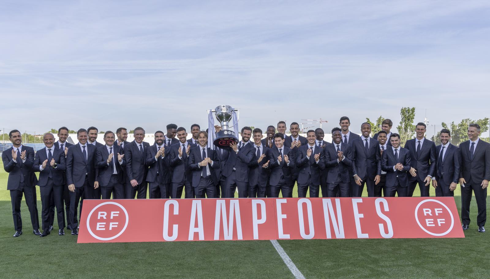 Los jugadores del Real Madrid han recibido el trofeo de campeones de Liga en Valdebebas