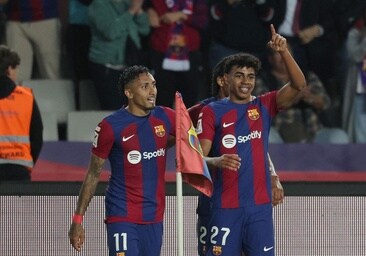 Lamine Yamal, junto a Raphinha, celebra el gol ante la Real Sociedad