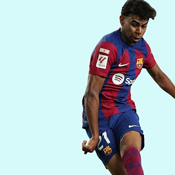 Lamine Yamal, junto a Raphinha, celebra el gol ante la Real Sociedad