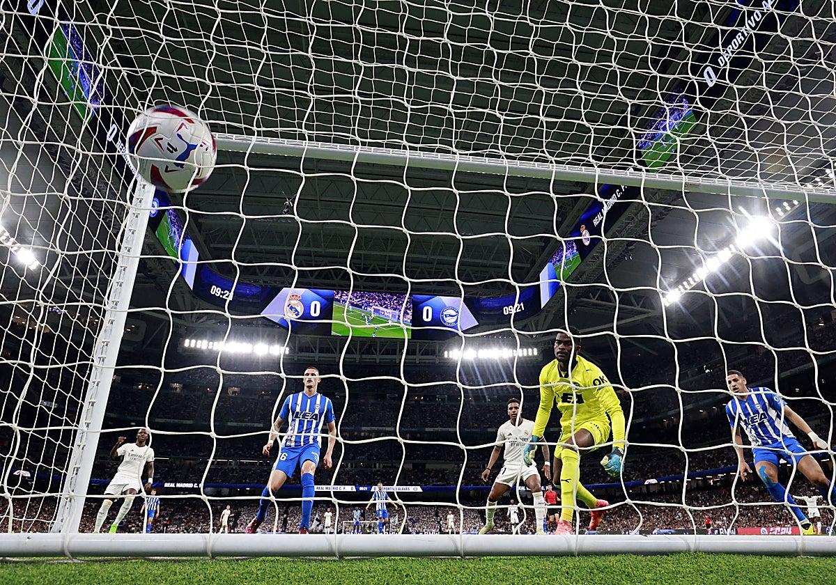 Momento en el que el remate de Bellingham se mete en la potería de Owono