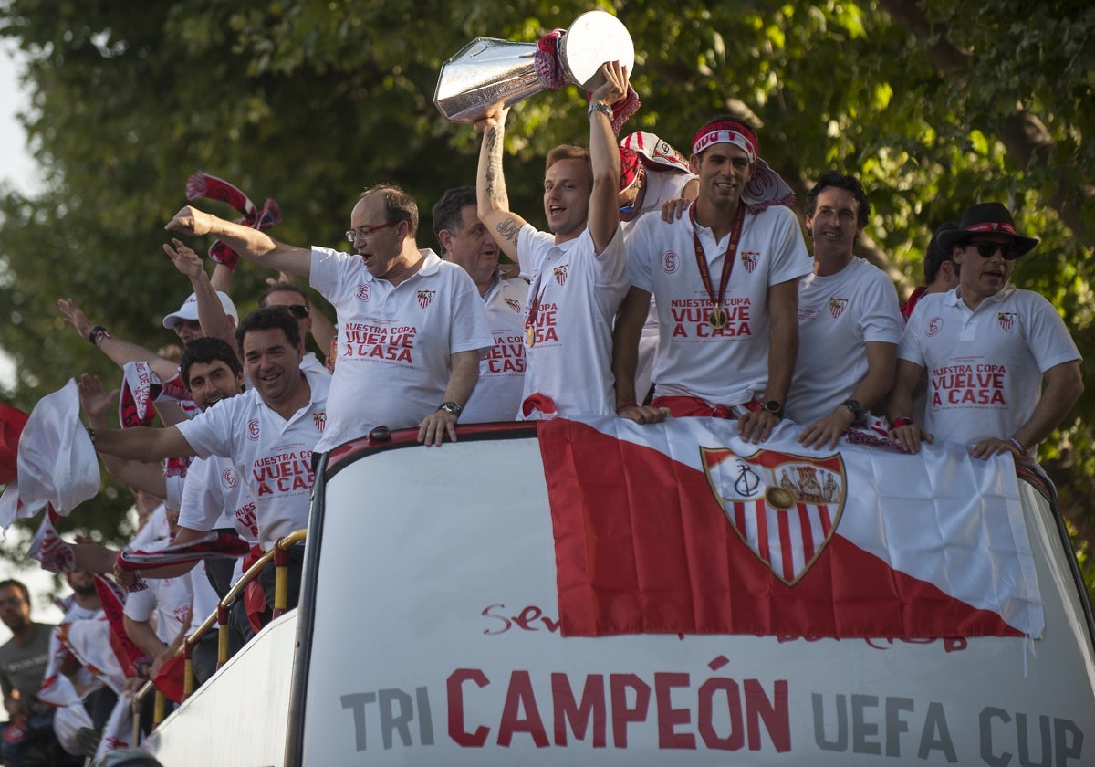 La plantilla y directiva del Sevilla, en la celebración de la Europa League conquistada en Turín