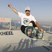 Danny León realiza uno de sus trucos en el skatepark