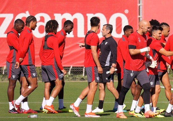 Quique Sánchez Flores, en un entrenamiento del Sevilla con sus jugadores
