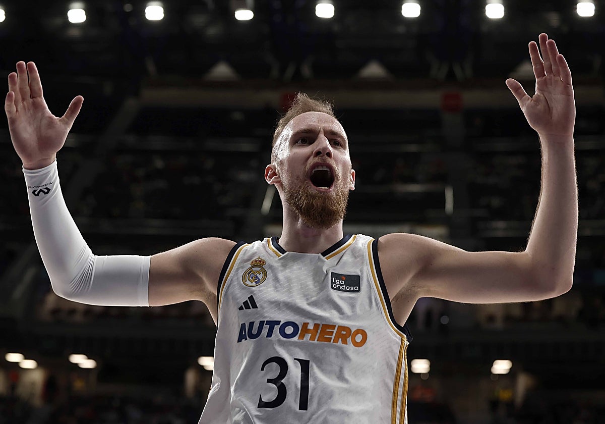 Musa celebra una de sus canastas ante el Gran Canaria