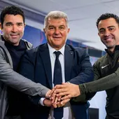 Deco, Laporta y Xavi, tras anunciar la continuidad del entrenador del Barcelona