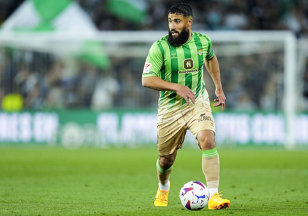 Fekir conduce el balón durante el Betis - Almería