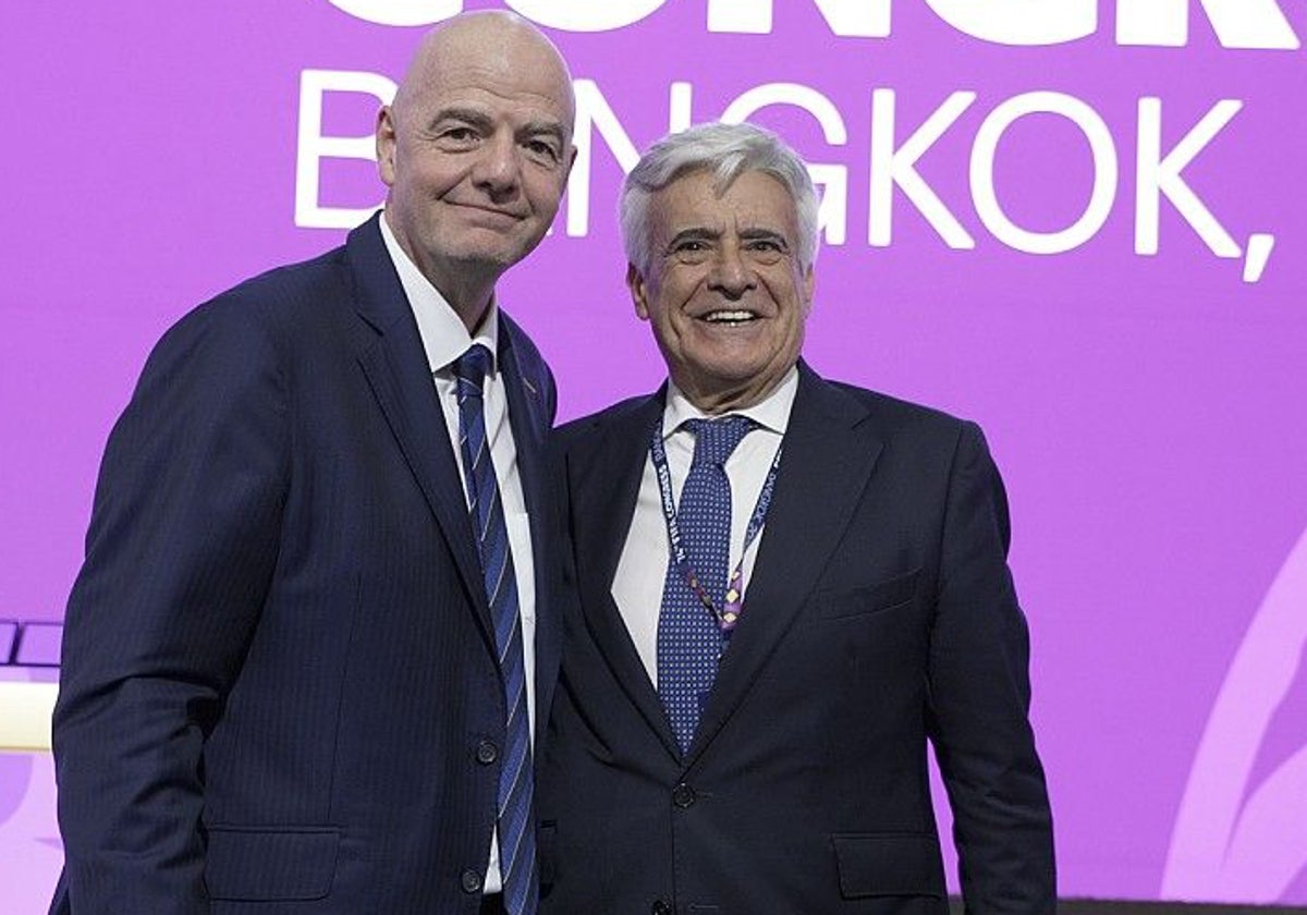 Rocha, presidente de la RFEF, con Infantino, presidente de la FIFA