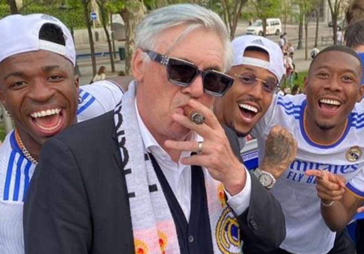 Ancelotti y su puro durante la fiesta de celebración del título de Liga