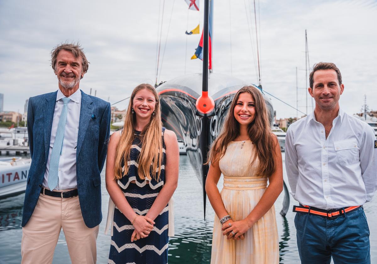 El AC75 del equipo inglés INEOS bautizado en Barcelona como «Britannia»