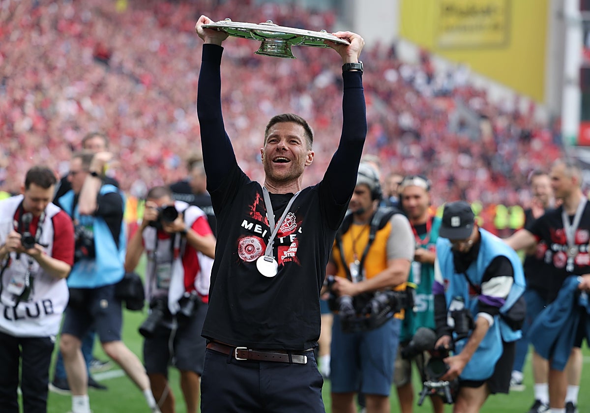 Xabi Alonso, con el título de la Bundesliga