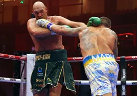 Oleksandr Usyk golpea a Tyson Fury durante el combate de pesos pesados en el Kingdom Arena de Arabia Saudí