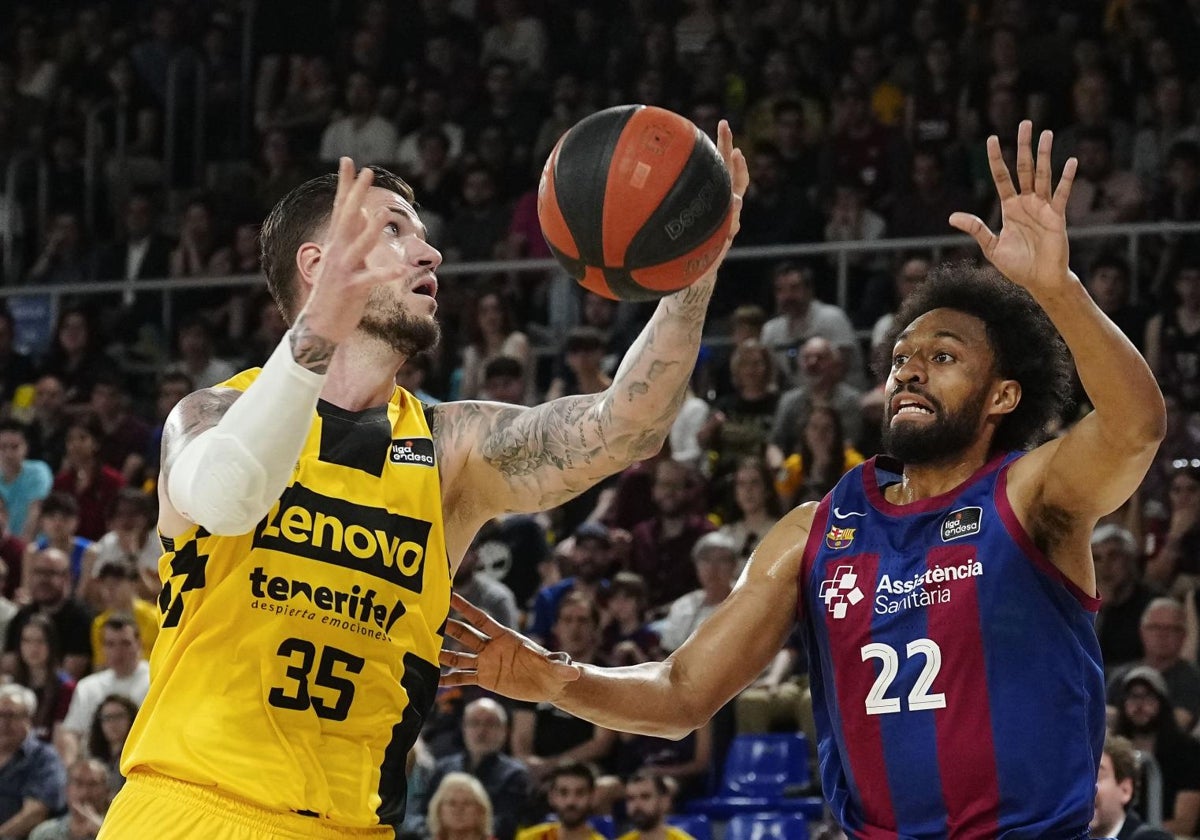 Guerra y Parker disputan un balón