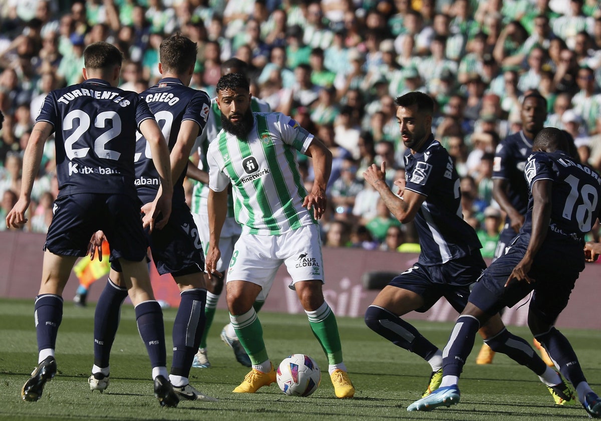Nabil Fekir, rodeado por jugadores de la Real Sociedad durante el partido