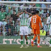 Fornals se lamenta ante Rui Silva, Johnny Cardoso y Matínez Munuera tras el 0-2 de la Real Sociedad ante el Real Betis