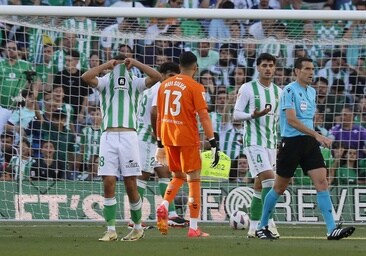 Fornals se lamenta ante Rui Silva, Johnny Cardoso y Matínez Munuera tras el 0-2 de la Real Sociedad ante el Real Betis