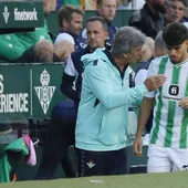Pellegrini da instrucciones a Abde antes de que el marroquí entrara al Real Betis - Real Sociedad