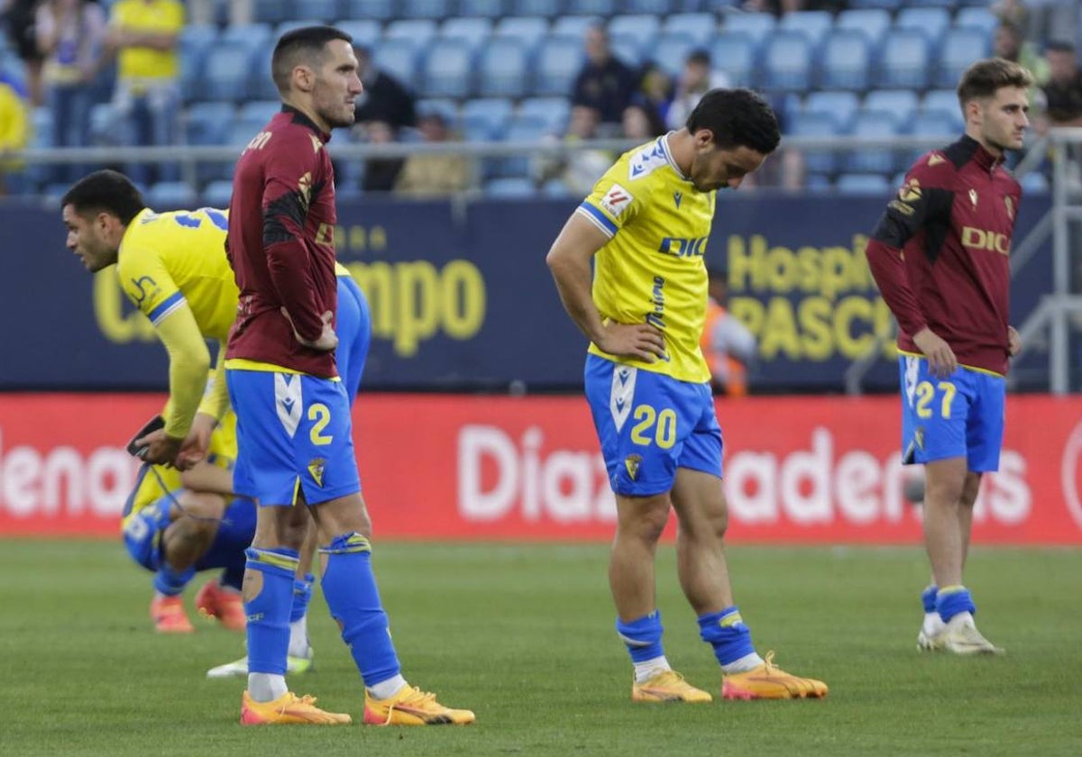 Los jugadores del Cádiz, cabizbajos tras consumarse su descenso a Segunda