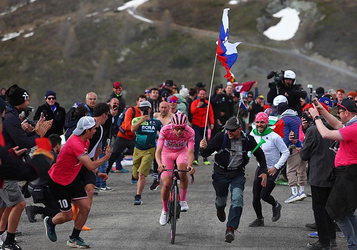 El ciclista Tadej Pogacar sube rodeado de aficionados para ganar la etapa 15 del Giro de Italia 2024