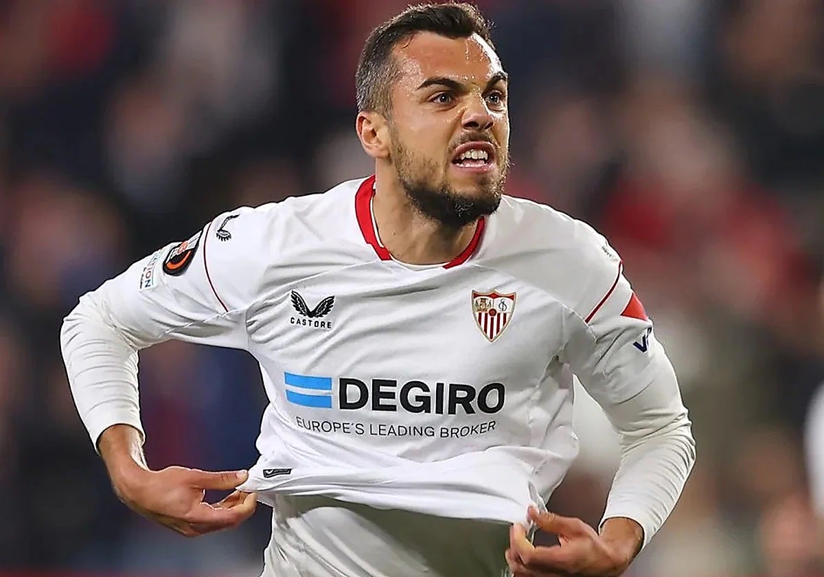 Joan Jordán celebra un gol con el Sevilla FC