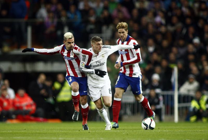 Toni Kroos durante un derbi contra el Atlético de Madrid