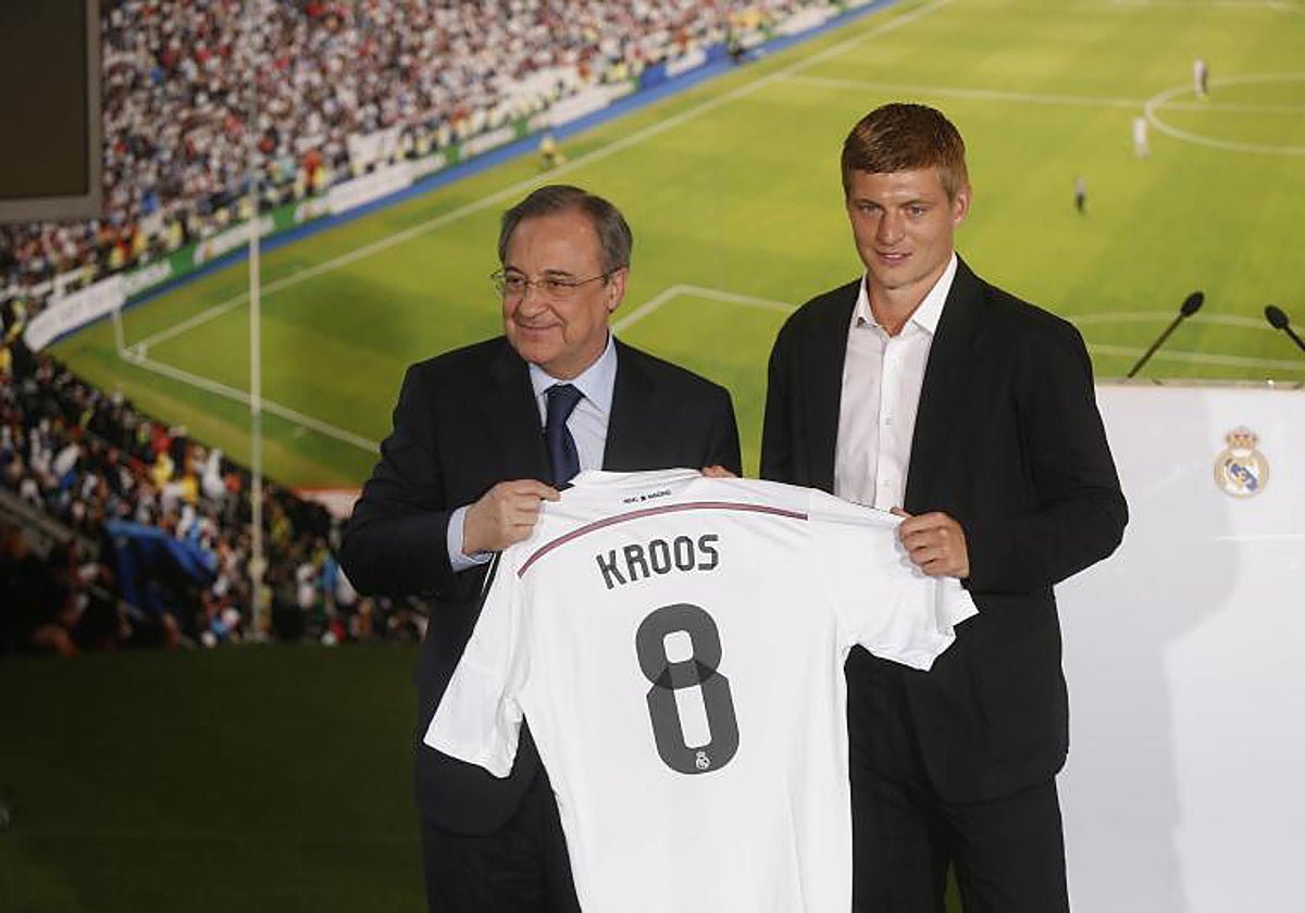 Toni Kroos y Florentino Pérez el día de su presentación como jugador del Real Madrid