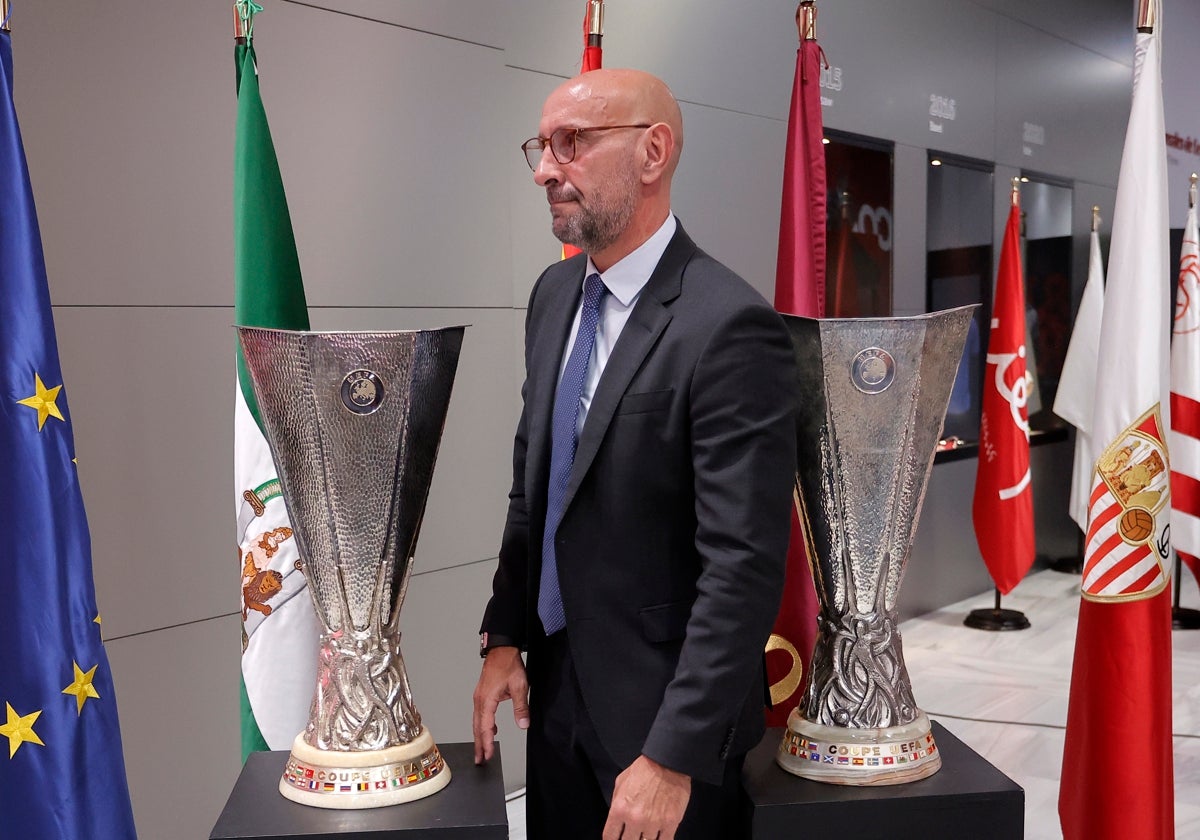 Monchi posa con dos trofeos de la Europa League el día de su despedida del Sevilla