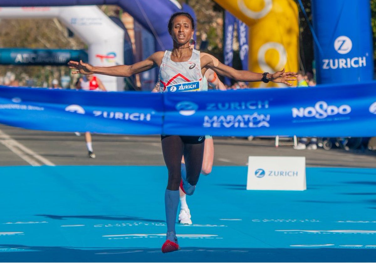 Josephine Chepkoech, llegando a la meta del Zurich Maratón de Sevilla