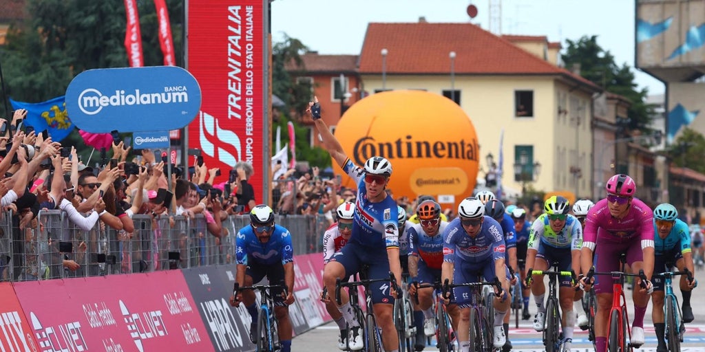 Tim Merlier frena la bicicleta de Jonathan Milan
