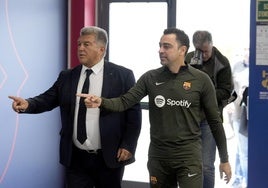 Fin al vodevil: Laporta echa a Xavi
