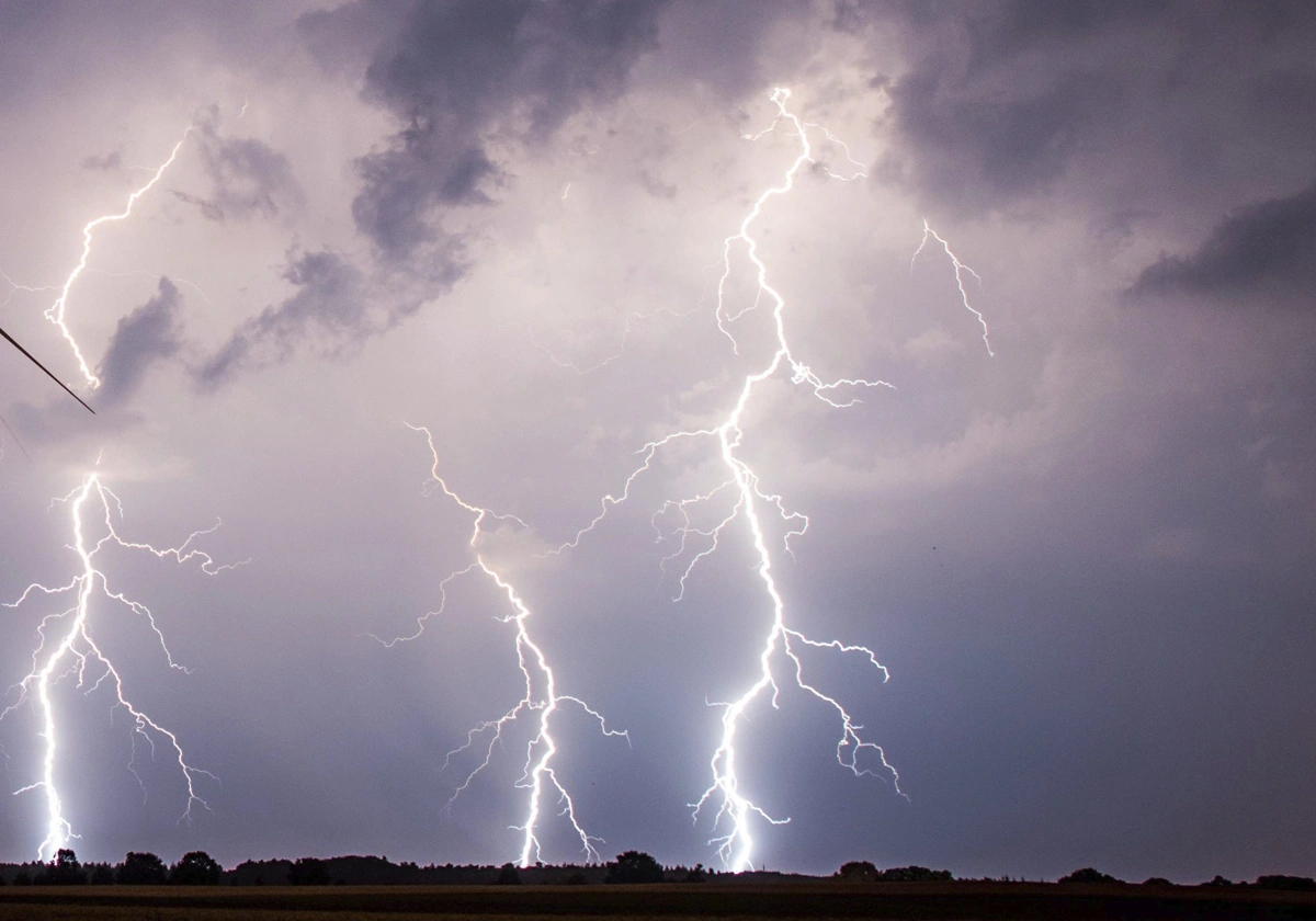 Rayos durante una tormenta eléctrica en una imagen de archivo