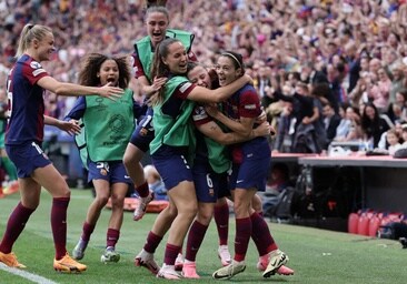 Aitana Bonmatí celebra su gol junto al banquillo del Barcelona