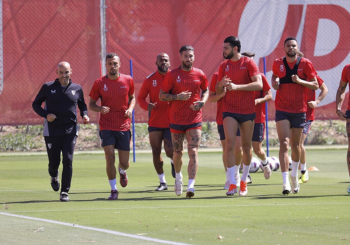 Varios jugadores del Sevilla realizan un ejercicio de carrera continúa durante un entrenamiento de esta semana en la ciudad deportiva