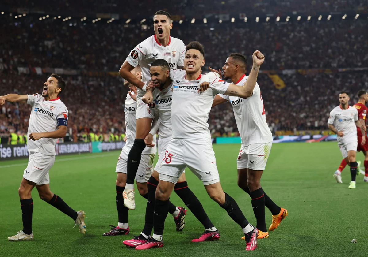 Navas, Lamela, En-Nesyri, Ocampos y Fernando celebran el tanto del 1-1 en la final de la Europa League de Budapest