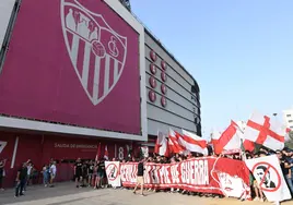 Las protestas de la afición del Sevilla FC contra la directiva en el Sánchez-Pizjuán: «Fuera del Sevilla»