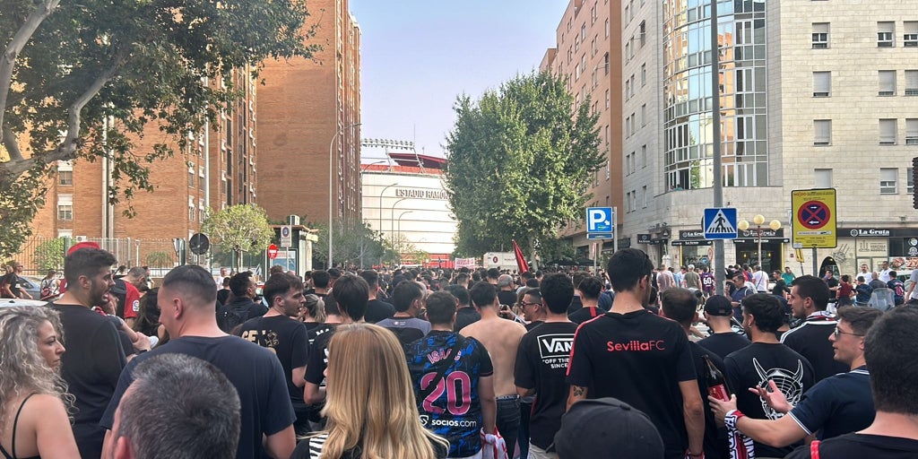 Un mar negro proclamado contra la gestión de Sevilla: “Directiva, dimisión”