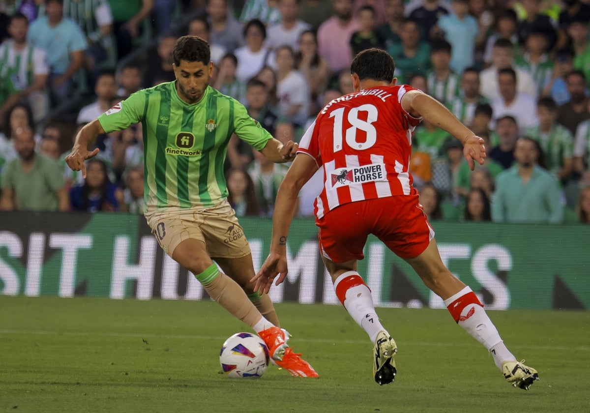 Ayoze conduce el balón durante el Betis-Almería de LaLiga 23-24
