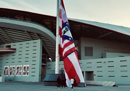 El Atlético recupera el viejo escudo en la bandera del Metropolitano: «El corazón ️a veces tiene razones que el marketing no entiende»