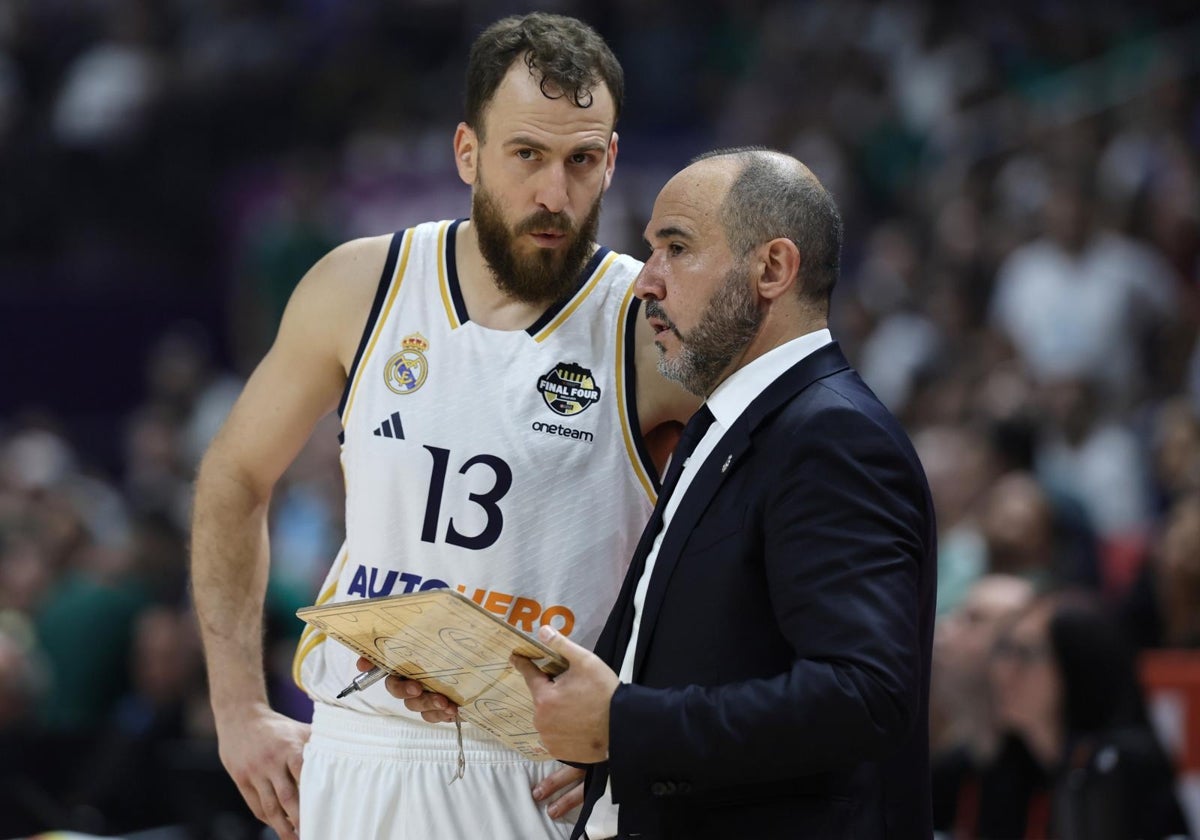 Sergio Rodríguez y Chus Mateo, durante la final de la Euroliga frente a Panathinaikos