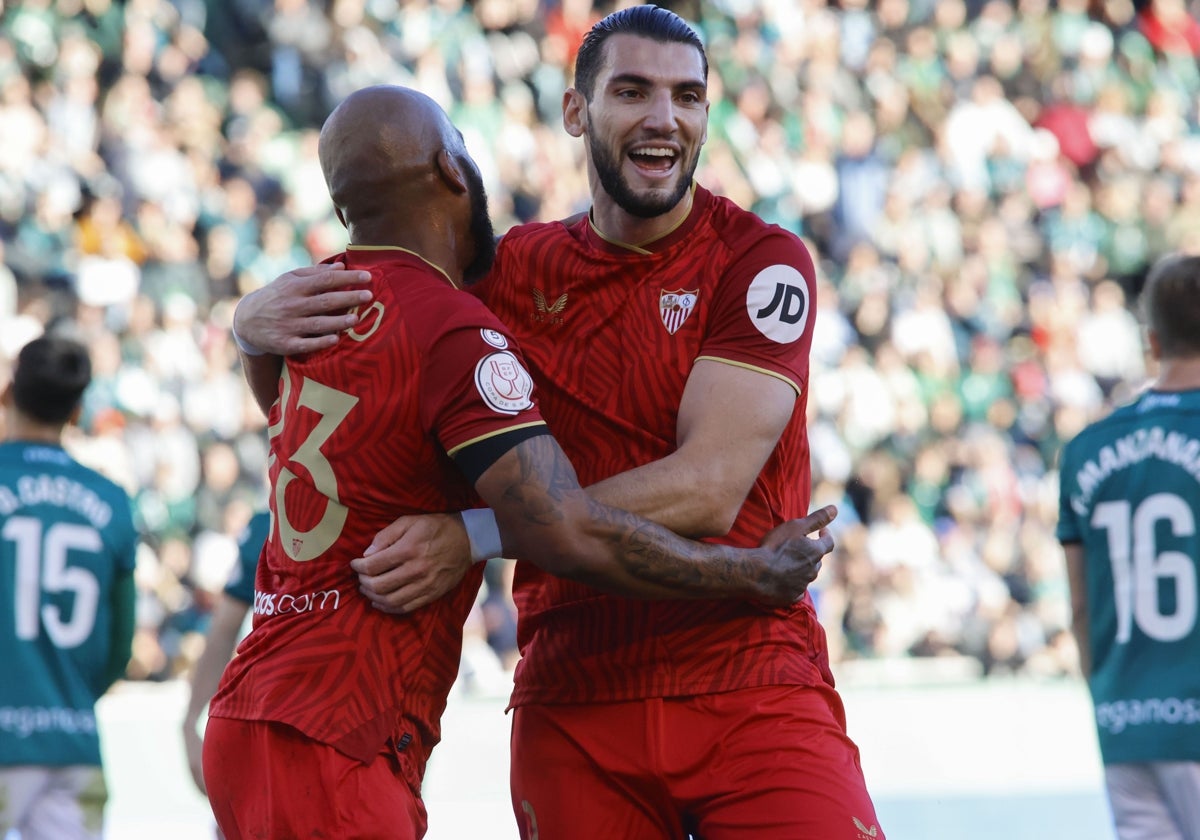 Rafa Mir celebra un gol junto a Marcao